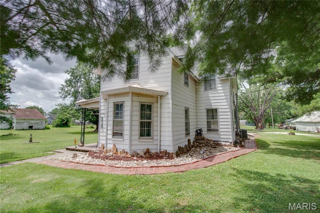 Image 11 of property listing at 914 N Giddings Avenue, Jerseyville, IL 62052