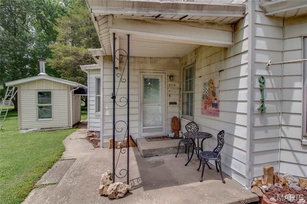 Image 12 of property listing at 914 N Giddings Avenue, Jerseyville, IL 62052