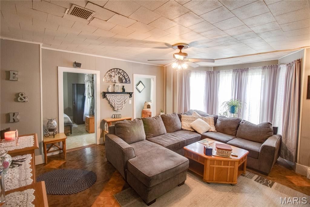 Image 15 of property listing at 914 N Giddings Avenue, Jerseyville, IL 62052
