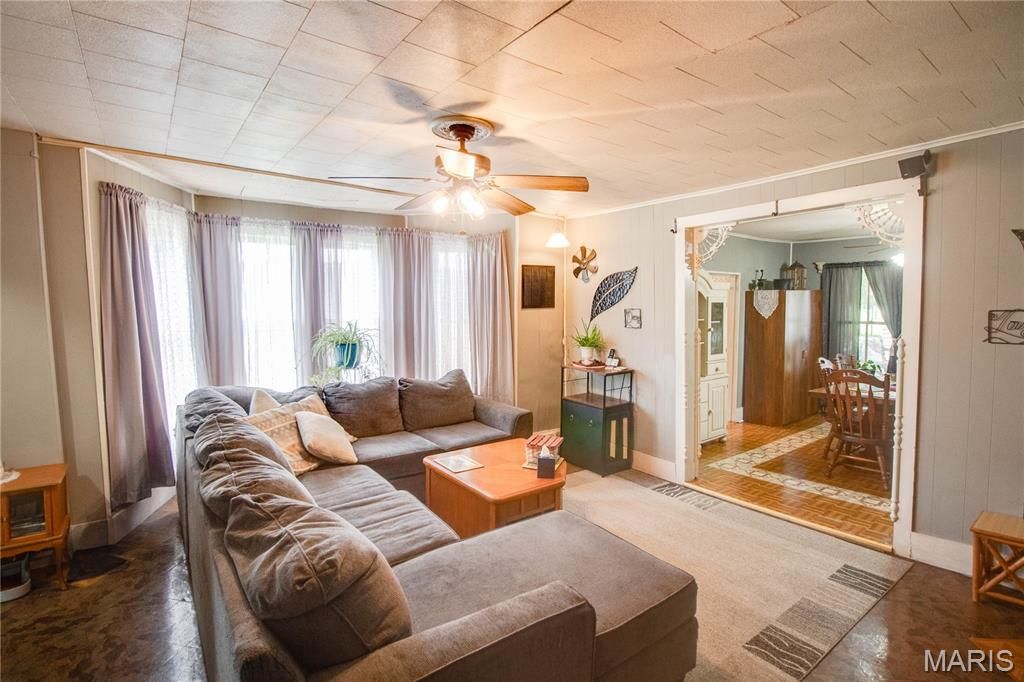 Image 17 of property listing at 914 N Giddings Avenue, Jerseyville, IL 62052