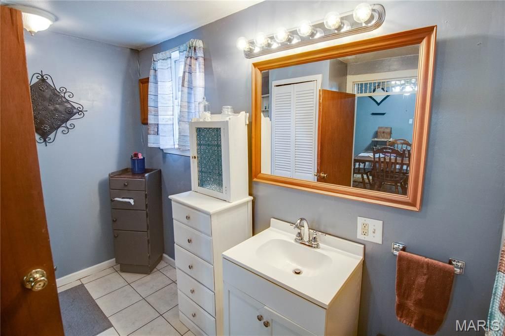 Image 26 of property listing at 914 N Giddings Avenue, Jerseyville, IL 62052