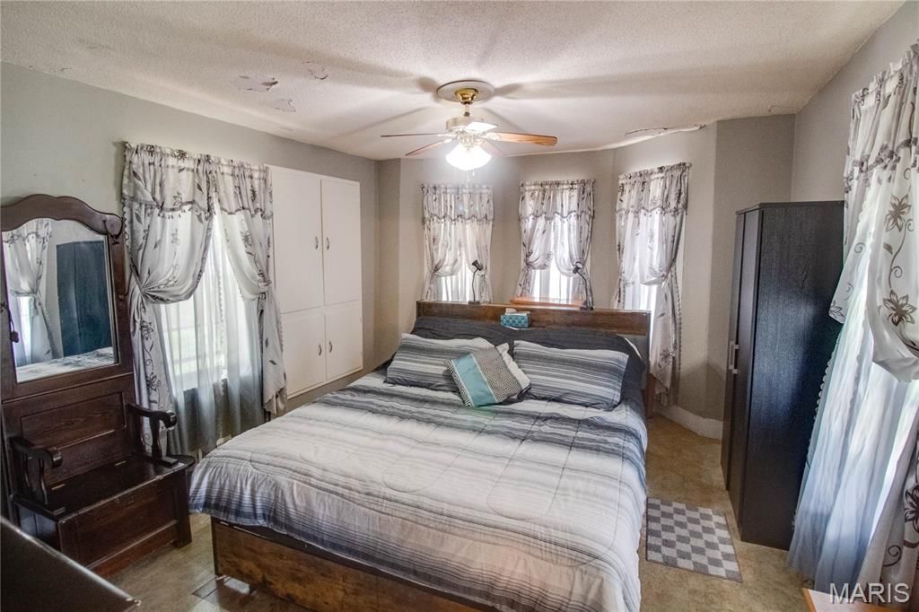 Image 29 of property listing at 914 N Giddings Avenue, Jerseyville, IL 62052