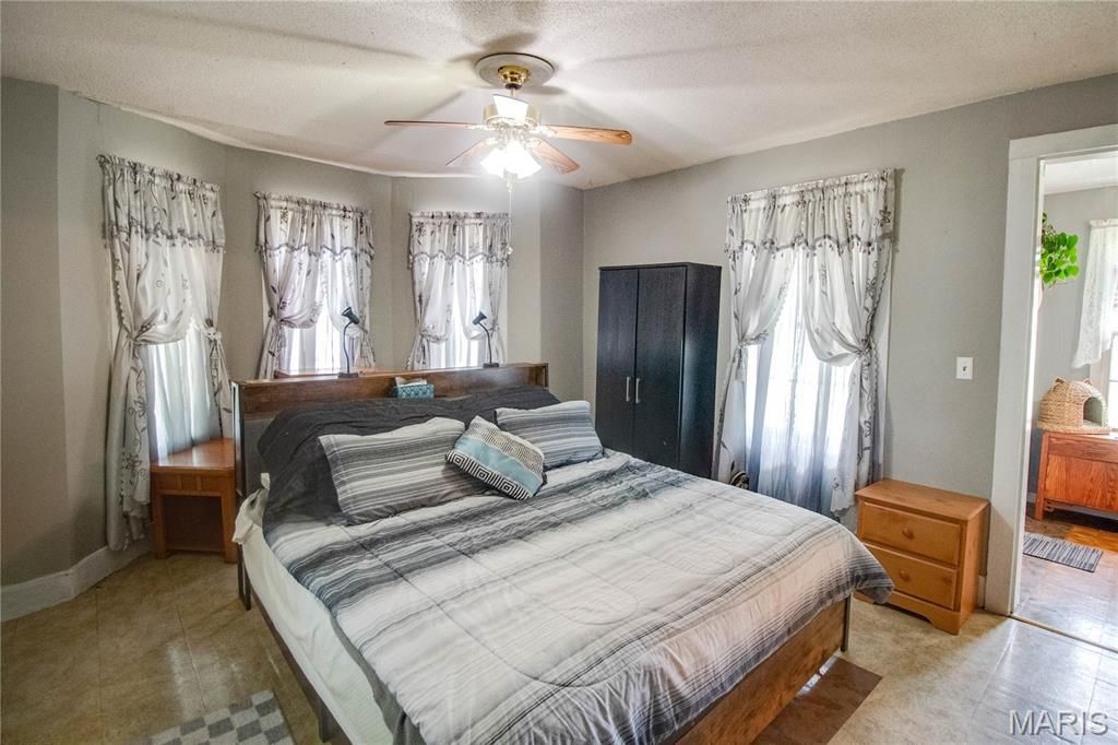 Image 30 of property listing at 914 N Giddings Avenue, Jerseyville, IL 62052