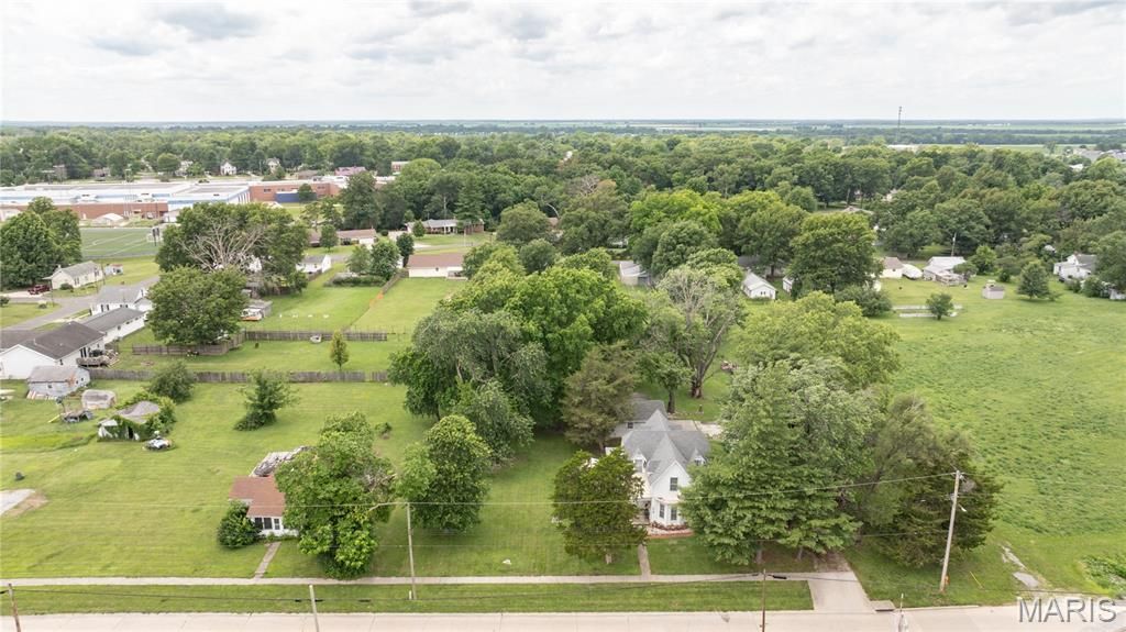 Image 4 of property listing at 914 N Giddings Avenue, Jerseyville, IL 62052