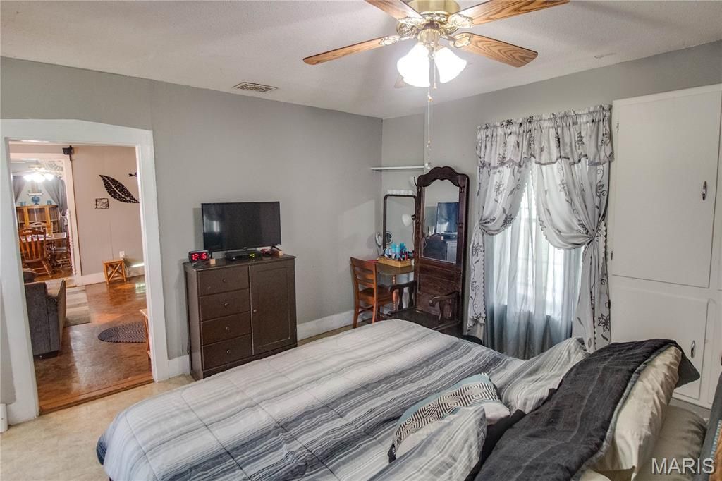 Image 31 of property listing at 914 N Giddings Avenue, Jerseyville, IL 62052