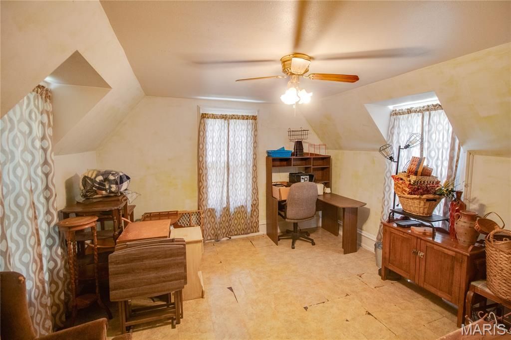 Image 35 of property listing at 914 N Giddings Avenue, Jerseyville, IL 62052
