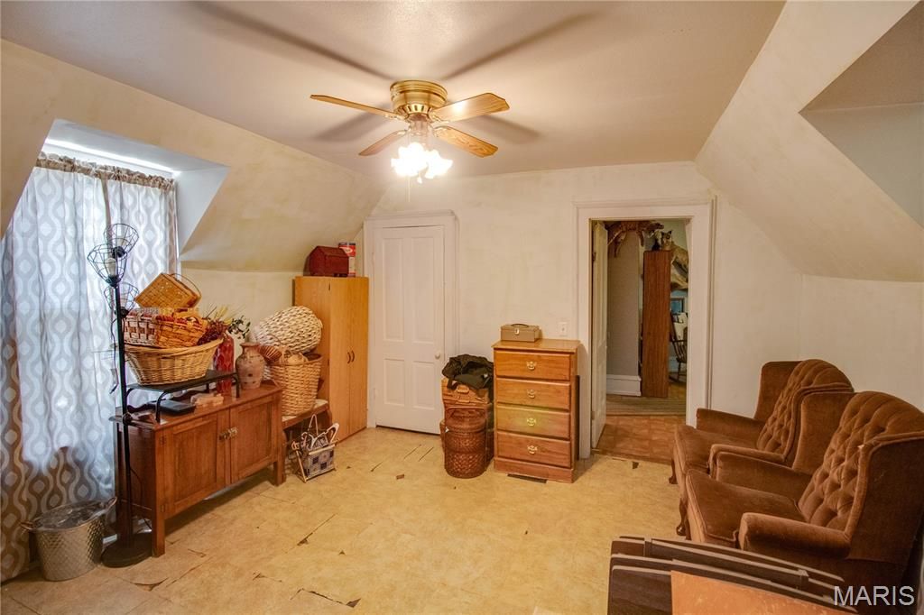 Image 36 of property listing at 914 N Giddings Avenue, Jerseyville, IL 62052