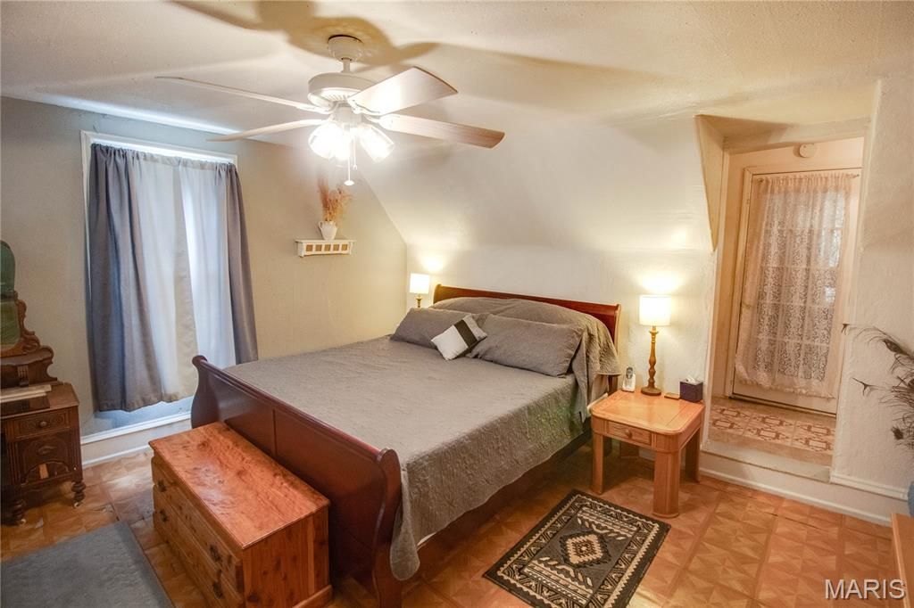 Image 37 of property listing at 914 N Giddings Avenue, Jerseyville, IL 62052