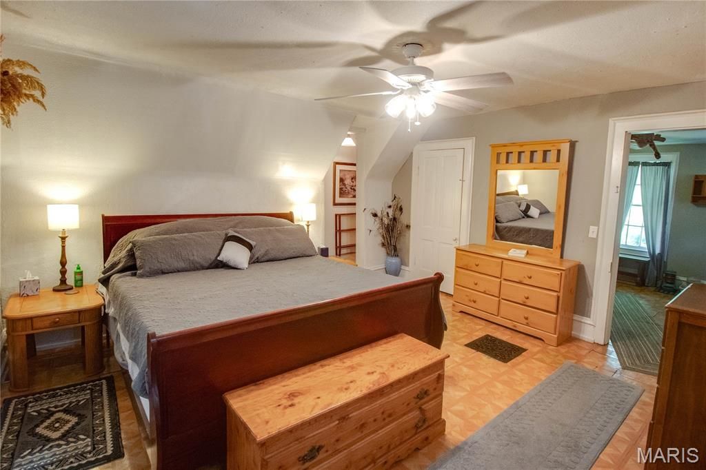 Image 38 of property listing at 914 N Giddings Avenue, Jerseyville, IL 62052