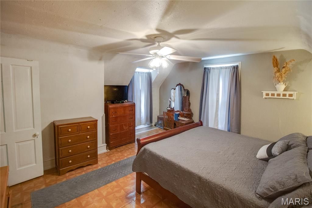 Image 39 of property listing at 914 N Giddings Avenue, Jerseyville, IL 62052