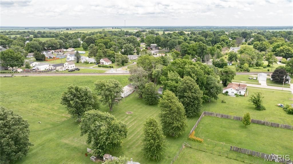 Image 5 of property listing at 914 N Giddings Avenue, Jerseyville, IL 62052