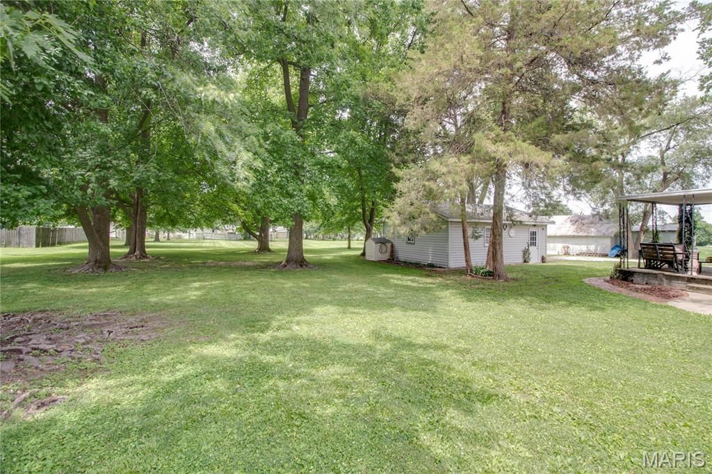 Image 42 of property listing at 914 N Giddings Avenue, Jerseyville, IL 62052