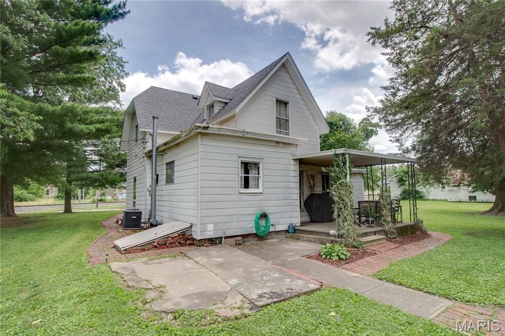 Image 44 of property listing at 914 N Giddings Avenue, Jerseyville, IL 62052