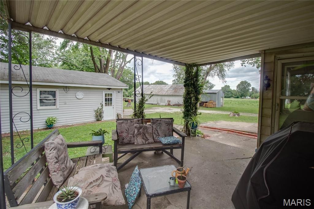 Image 47 of property listing at 914 N Giddings Avenue, Jerseyville, IL 62052
