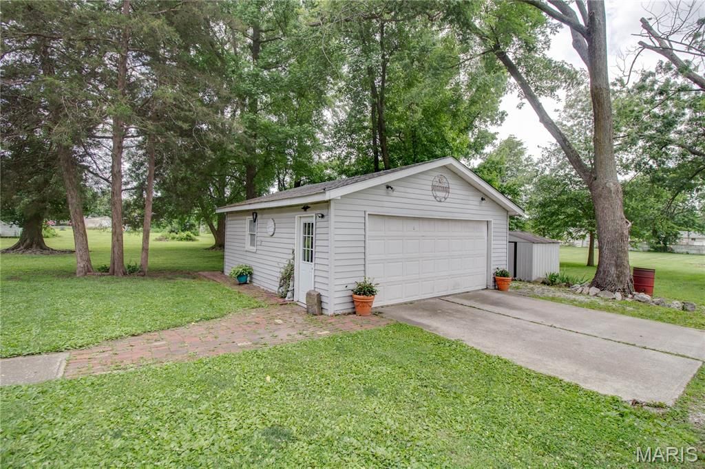 Image 48 of property listing at 914 N Giddings Avenue, Jerseyville, IL 62052