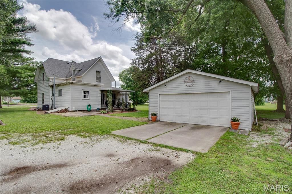 Image 49 of property listing at 914 N Giddings Avenue, Jerseyville, IL 62052