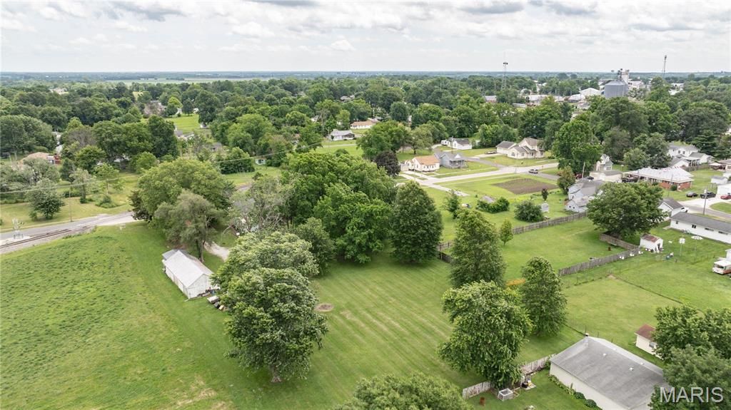 Image 7 of property listing at 914 N Giddings Avenue, Jerseyville, IL 62052