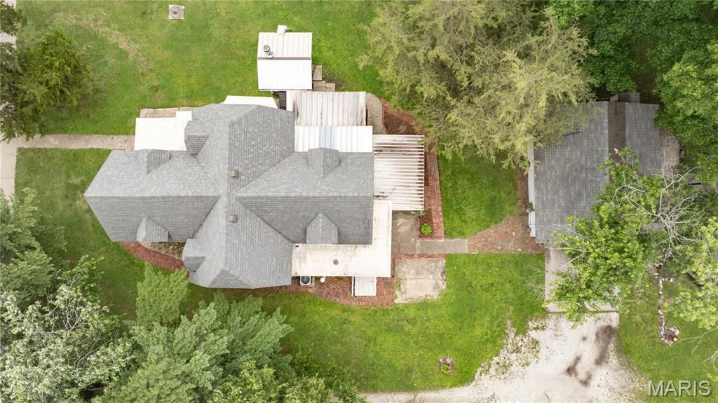 Image 8 of property listing at 914 N Giddings Avenue, Jerseyville, IL 62052