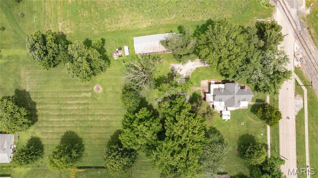 Image 9 of property listing at 914 N Giddings Avenue, Jerseyville, IL 62052