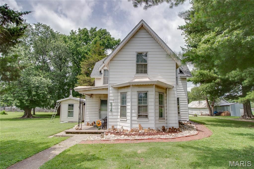 Image 10 of property listing at 914 N Giddings Avenue, Jerseyville, IL 62052