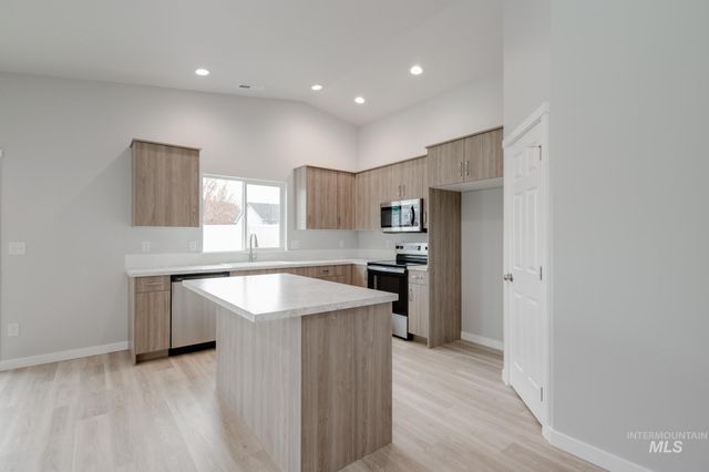 3453 E Crimson King Dr, Nampa, ID 83686