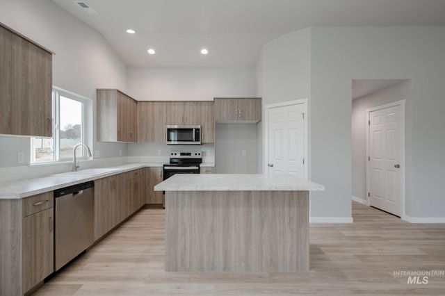 3453 E Crimson King Dr, Nampa, ID 83686