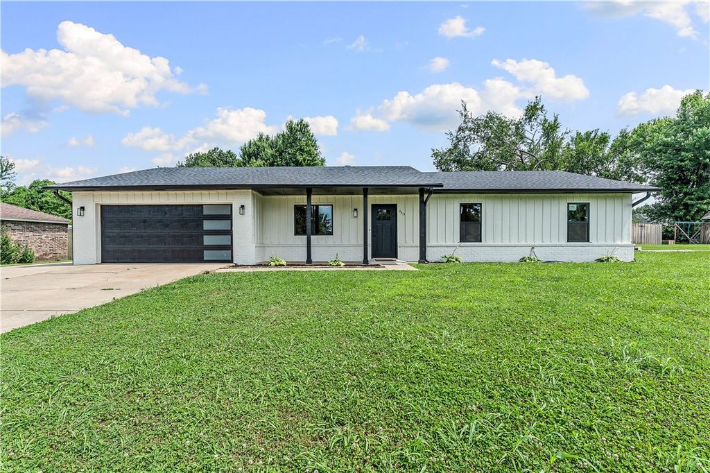 2913 Parkwood Drive, Rogers, AR 72756