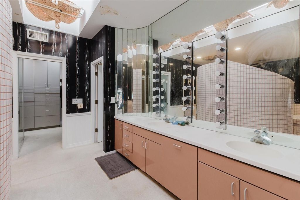 Image 57 of property listing at 4404 OLD ORCHARD DRIVE, Tampa, FL 33618