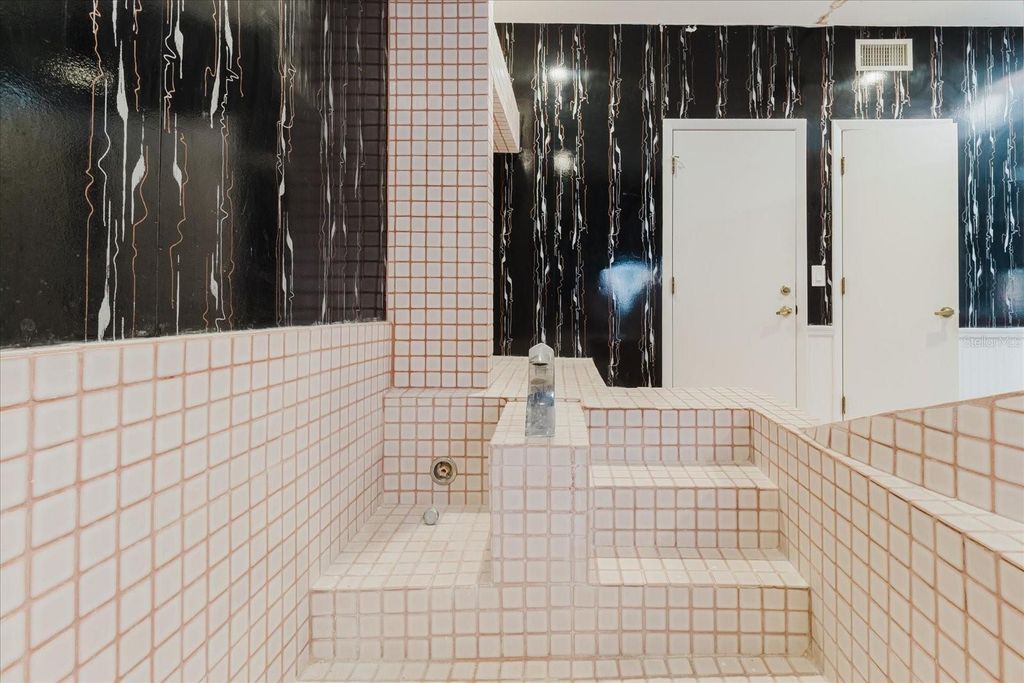 Image 60 of property listing at 4404 OLD ORCHARD DRIVE, Tampa, FL 33618