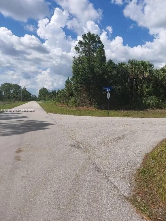1233 E cresent, Lehigh Acres, FL 33974