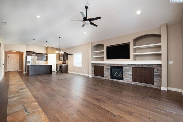 4384 Corvina St, Richland, WA 99352