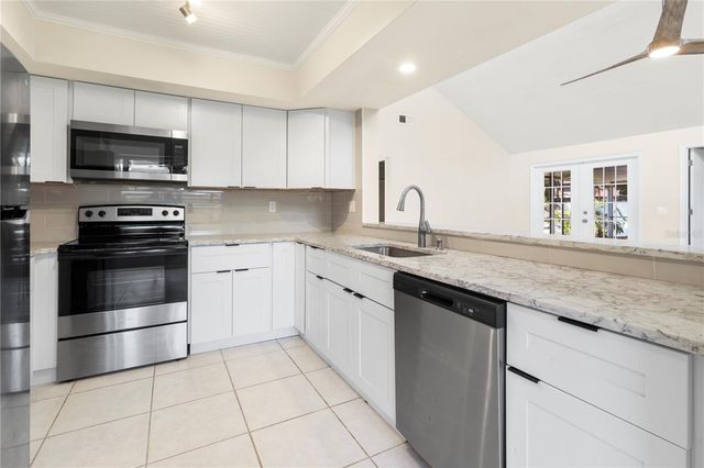 8232 COUNTRY OAKS COURT, Sarasota, FL 34243