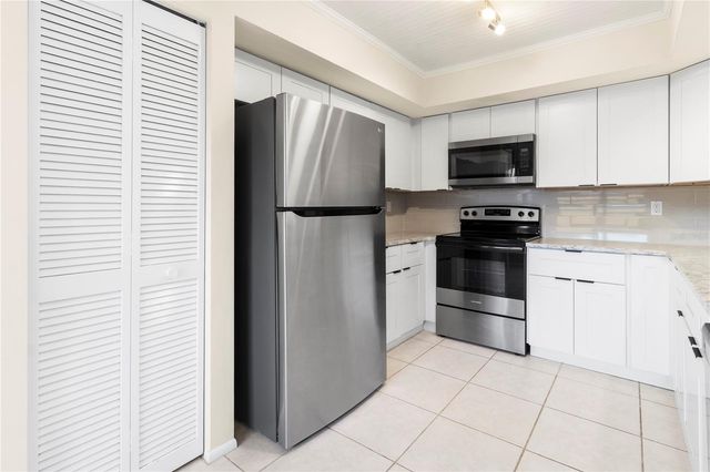 8232 COUNTRY OAKS COURT, Sarasota, FL 34243