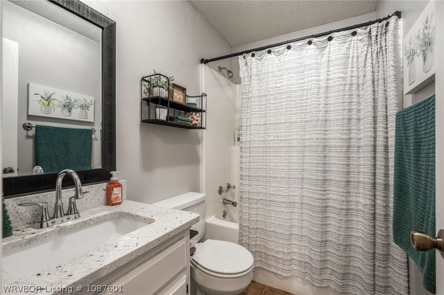 2108 N River Road, Lavaca, AR 72941