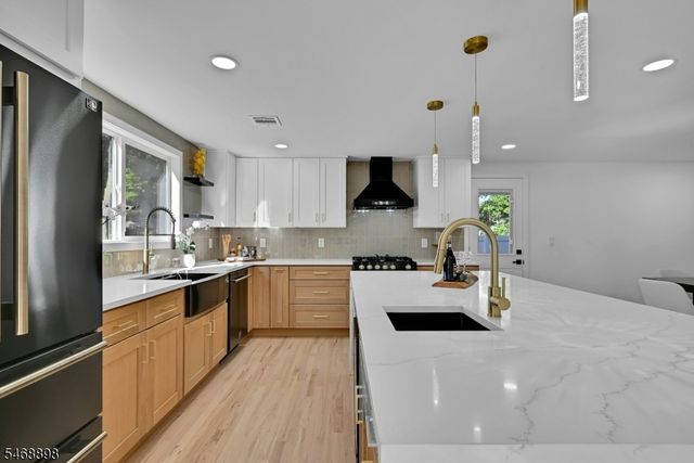 236 Campora Dr, Northvale Boro, NJ 07647