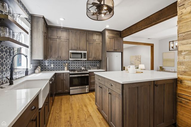 3757 N Bosworth Avenue, Chicago, IL 60613