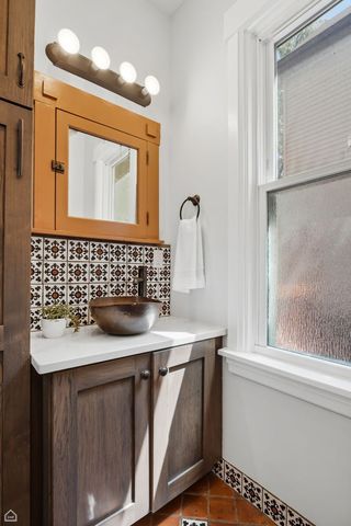 3757 N Bosworth Avenue, Chicago, IL 60613