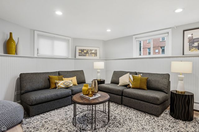 3757 N Bosworth Avenue, Chicago, IL 60613