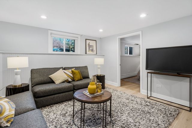 3757 N Bosworth Avenue, Chicago, IL 60613
