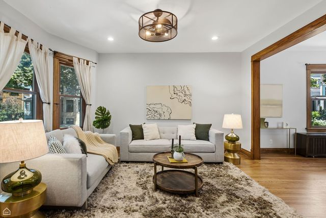 3757 N Bosworth Avenue, Chicago, IL 60613