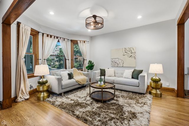 3757 N Bosworth Avenue, Chicago, IL 60613