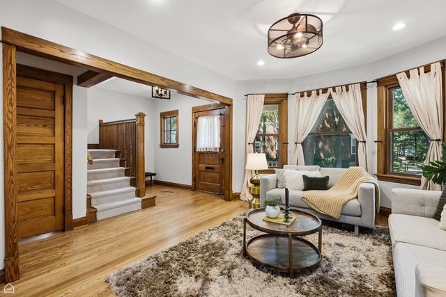 3757 N Bosworth Avenue, Chicago, IL 60613