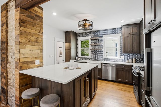 3757 N Bosworth Avenue, Chicago, IL 60613