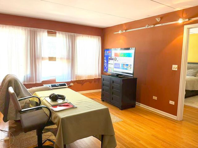 1041 Susan Collins Lane 501, Oak Park, IL 60302