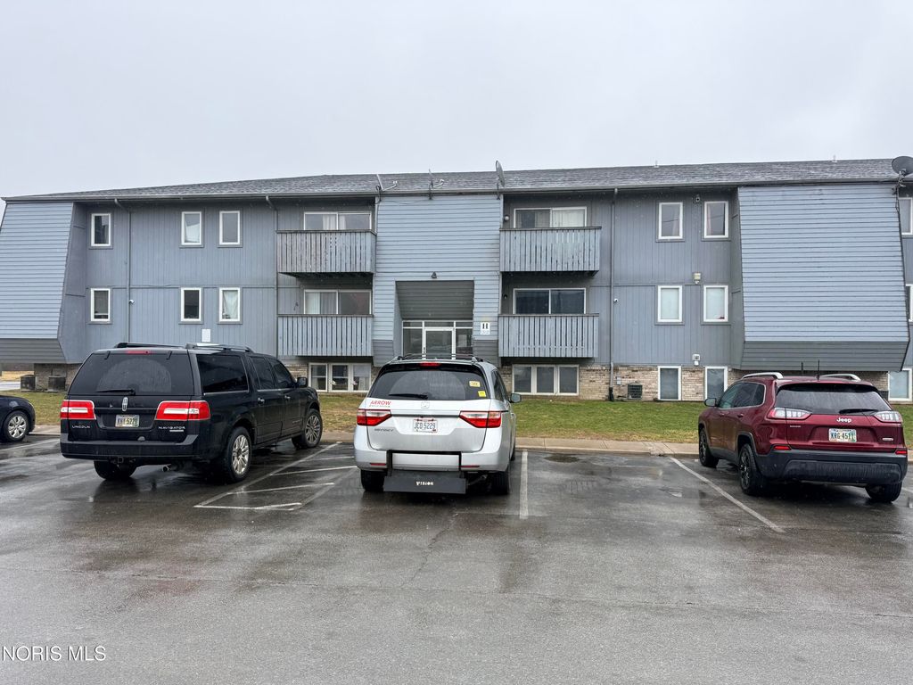 6201 Garden Road, Apt H135, Maumee, OH 43537
