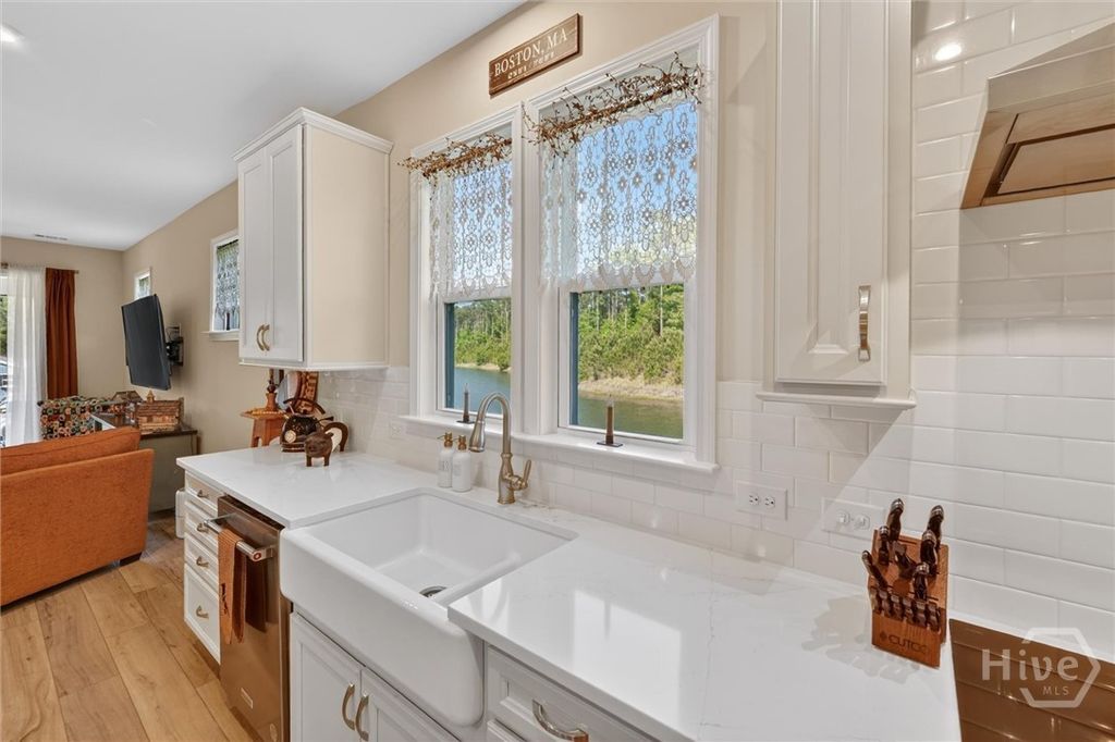 Image 15 of property listing at 575 Mandeville Drive, Richmond Hill, GA 31324