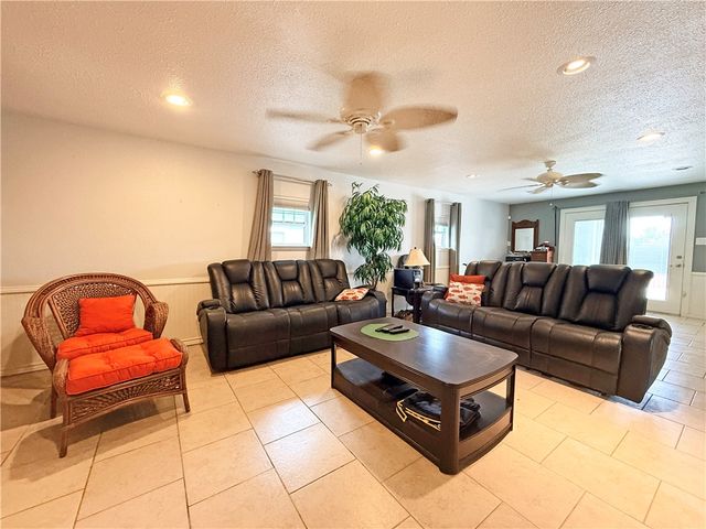 105 Copano Cove Road, Rockport, TX 78382