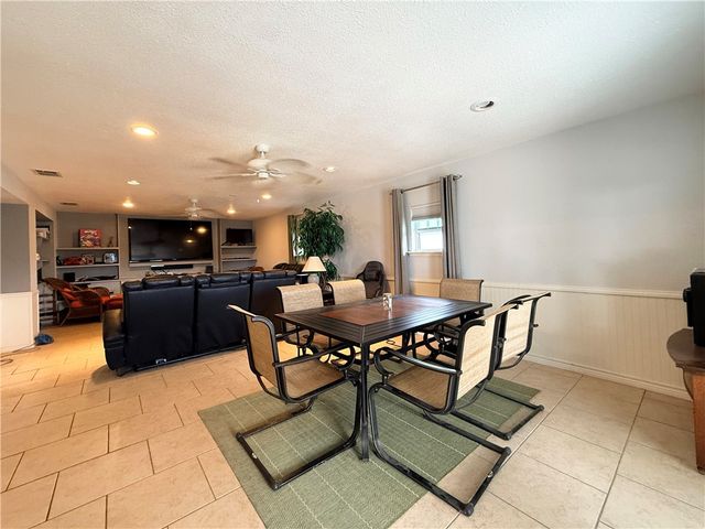 105 Copano Cove Road, Rockport, TX 78382