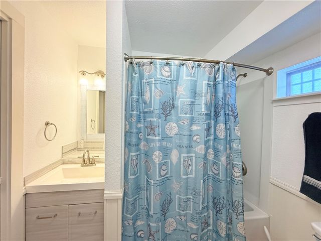 105 Copano Cove Road, Rockport, TX 78382