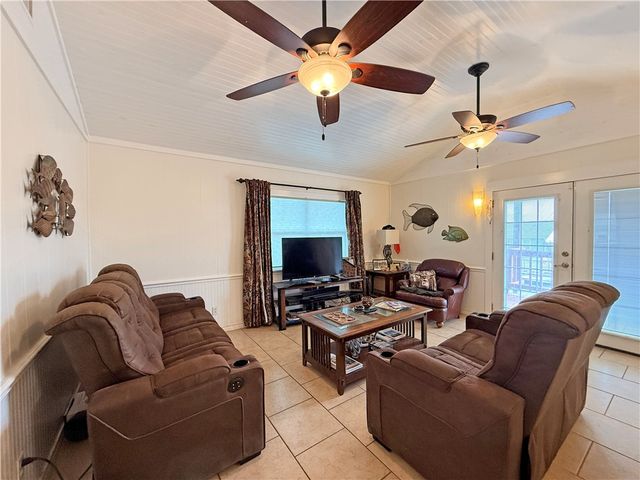 105 Copano Cove Road, Rockport, TX 78382